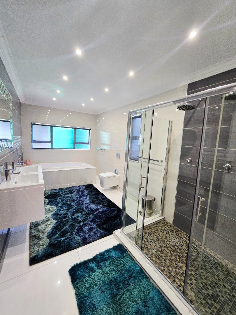 6 Bedroom Property for Sale in Wilkoppies North West